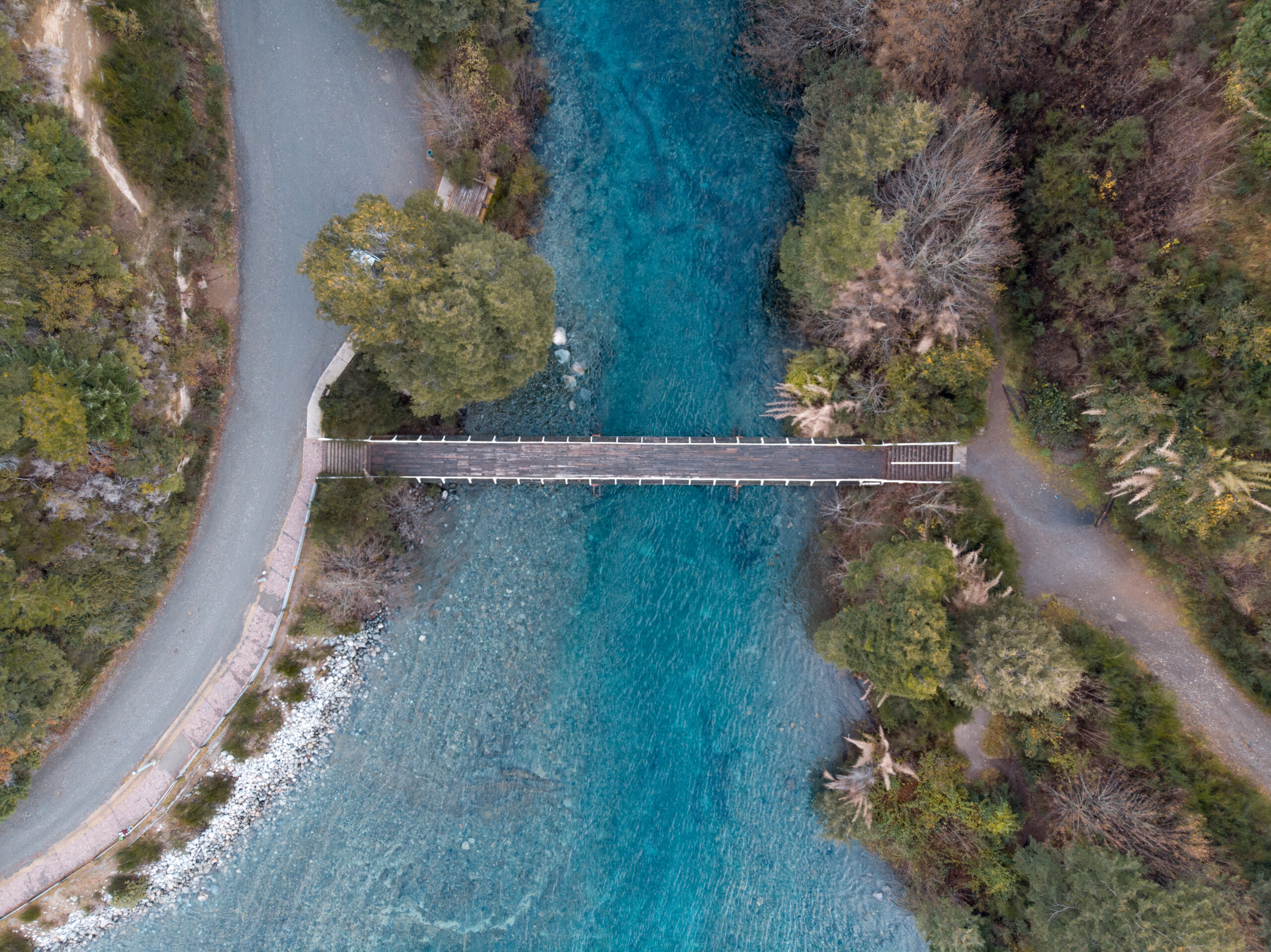 Río y puente Correntoso. Balneario Correntoso